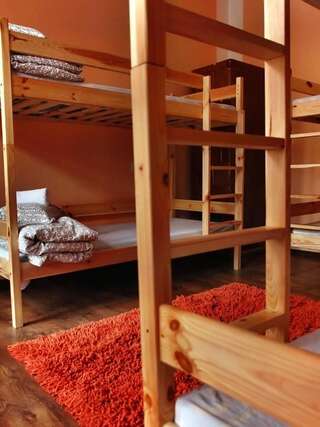 Хостелы Chilli Hostel Краков Кровать в общем 8-местном номере-9