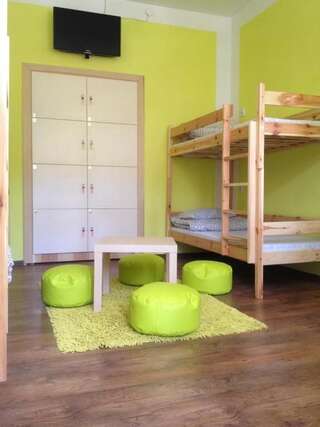 Хостелы Chilli Hostel Краков Кровать в общем 8-местном номере-24