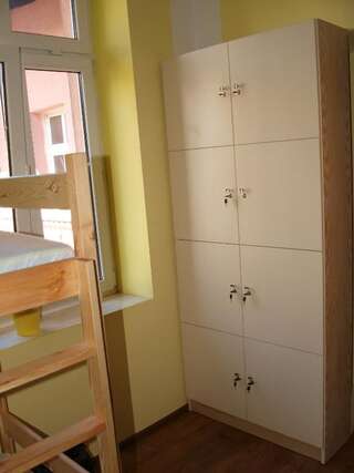 Хостелы Chilli Hostel Краков Кровать в общем 8-местном номере-49